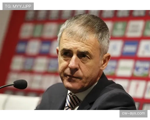 格拉纳达主帅带队攻防两端发力，球队状态显著回升